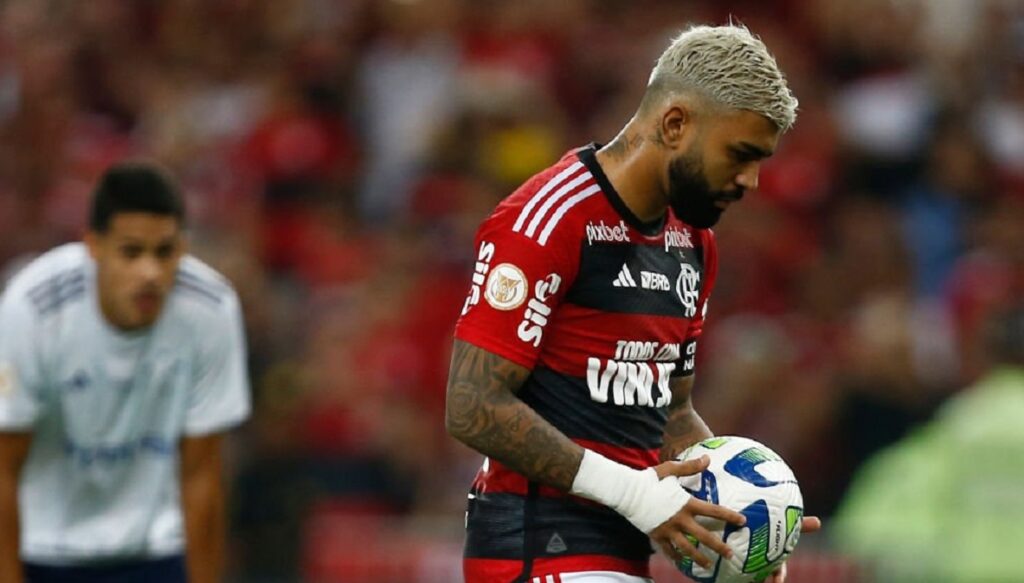 gabigol pronto para bater pênalti Flamengo