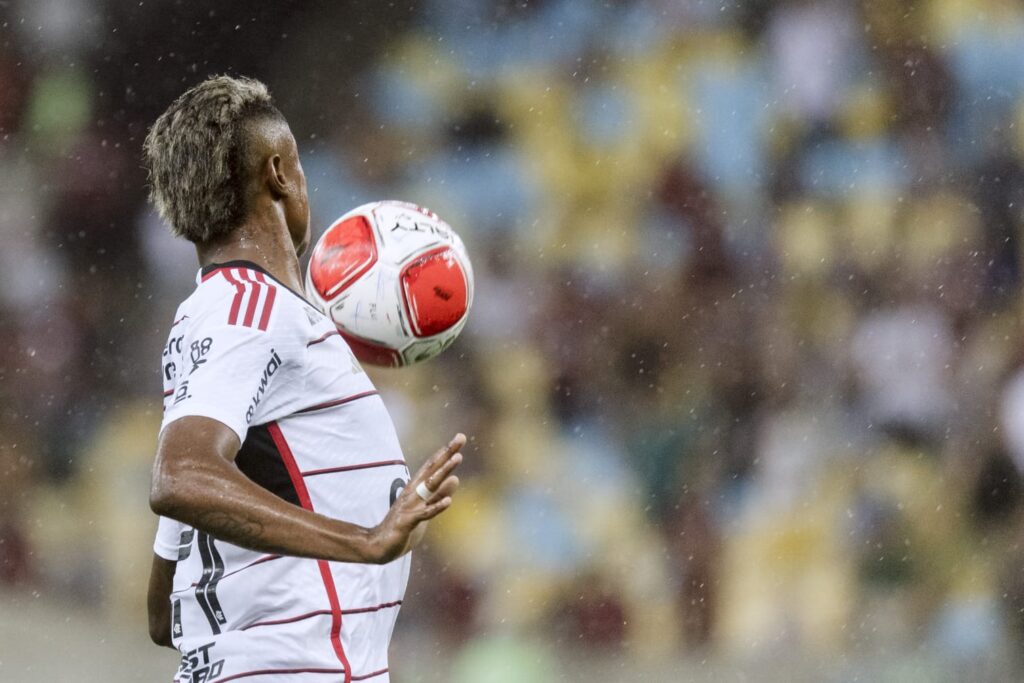 Bruno Henrique domina bola com Kwai na manga. Caixa do Flamengo é reforçado em mais de R$ 10 milhões com primeiros pagamentos de contratos com Kwai e Brax, assinados no mês passado