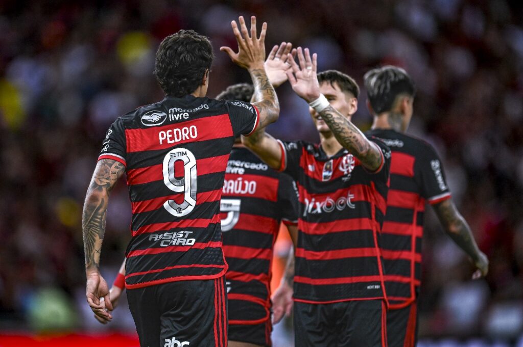 Pedro comemora com Varela. Flamengo vence Nova Iguaçu e está próximo de ser campeão carioca
