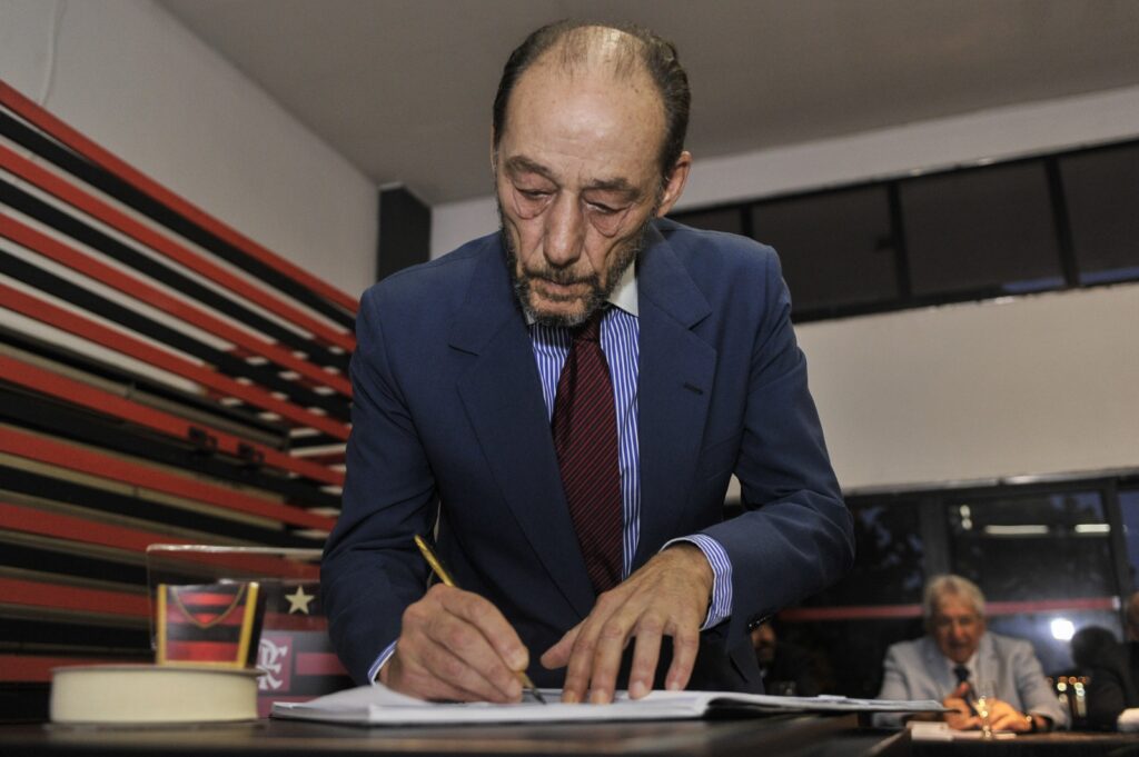 Vice de Patrimônio do Flamengo, Arthur Rocha coleta assinaturas para emenda que exige aprovação de dois terços dos sócios para criar SAF