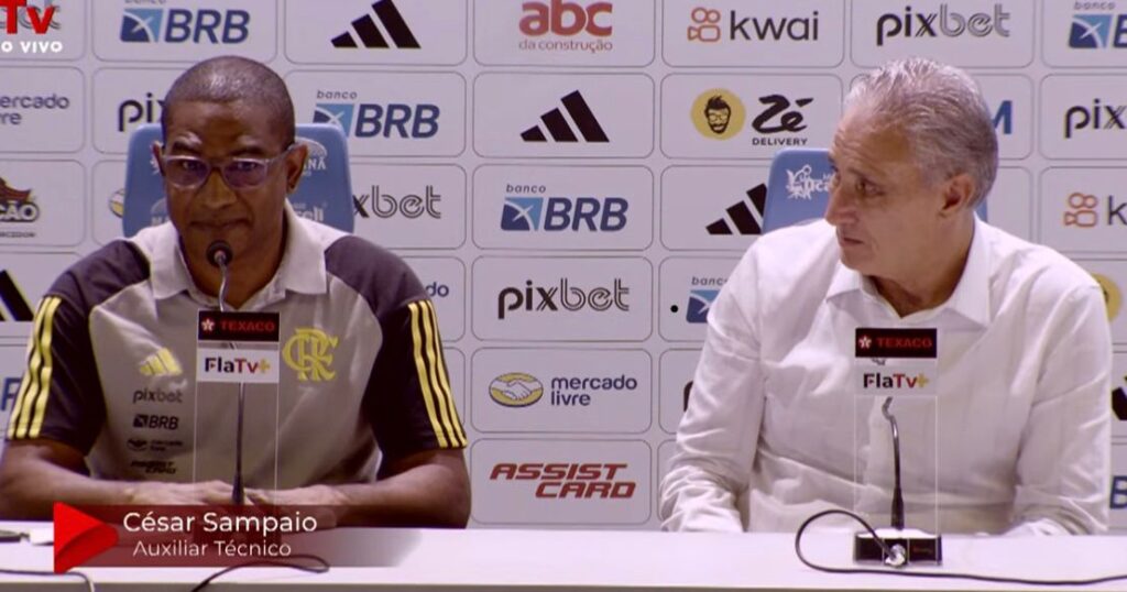 Tite observa César Sampaio falando sobre Carlinhos em coletiva após vitória do Flamengo contra o Nova Iguaçu
