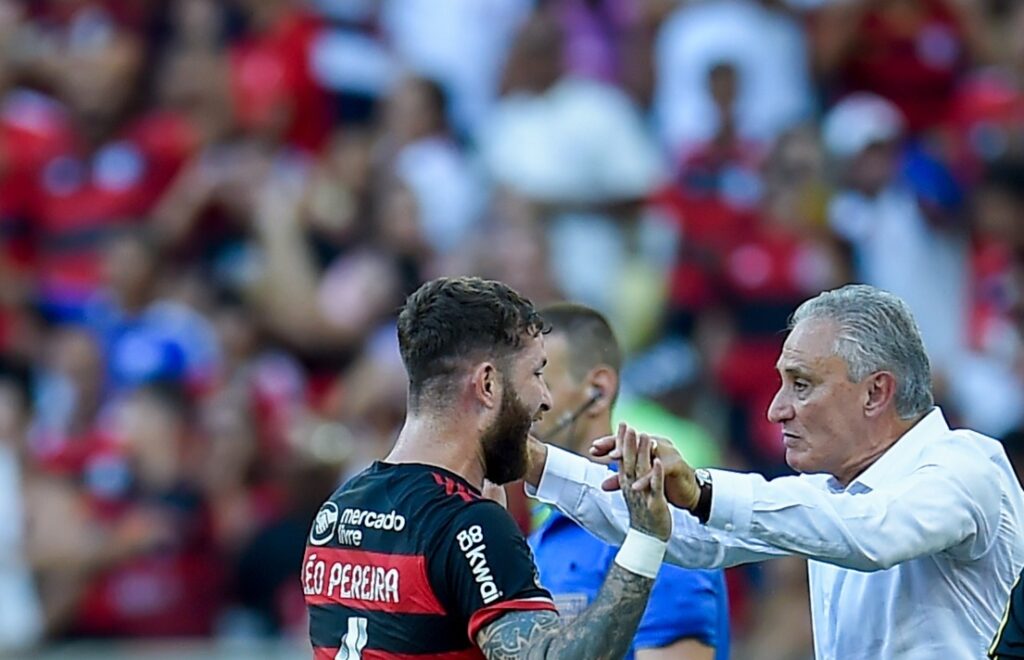 Tite comemora com Léo Pereira o terceiro gol do Flamengo contra o Madureira, no Cariocão 2024