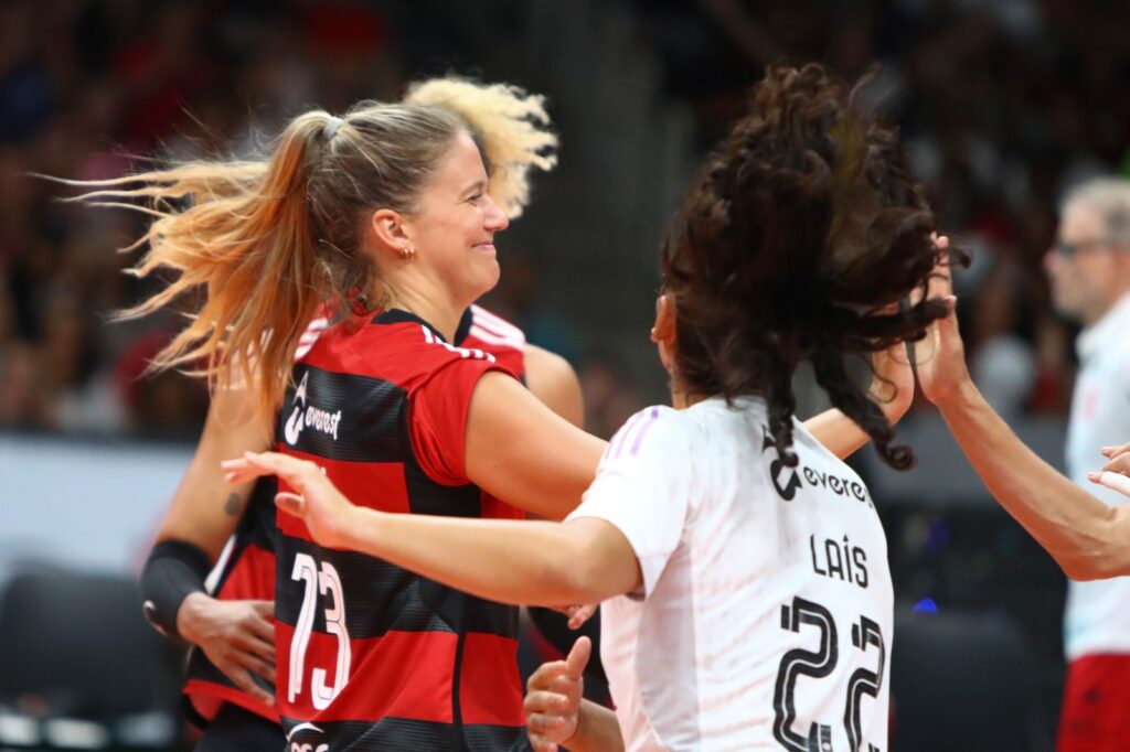 Meninas do Sesc Flamengo comemoram ponto