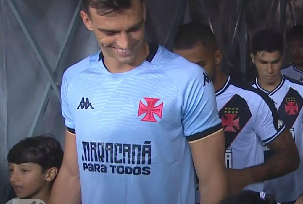 Após tentar barrar abertura de envelopes e fazer proposta absurda incluindo jogos do Brusque, Vasco estampa"Maracanã para Todos" na camisa