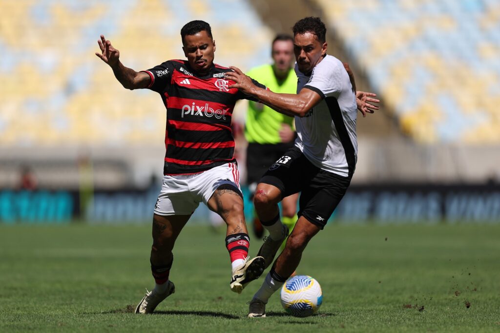 Allan, do Flamengo, marca Eduardo, do Botafogo, durante clássico pelo Brasileirão; assista melhores momentos