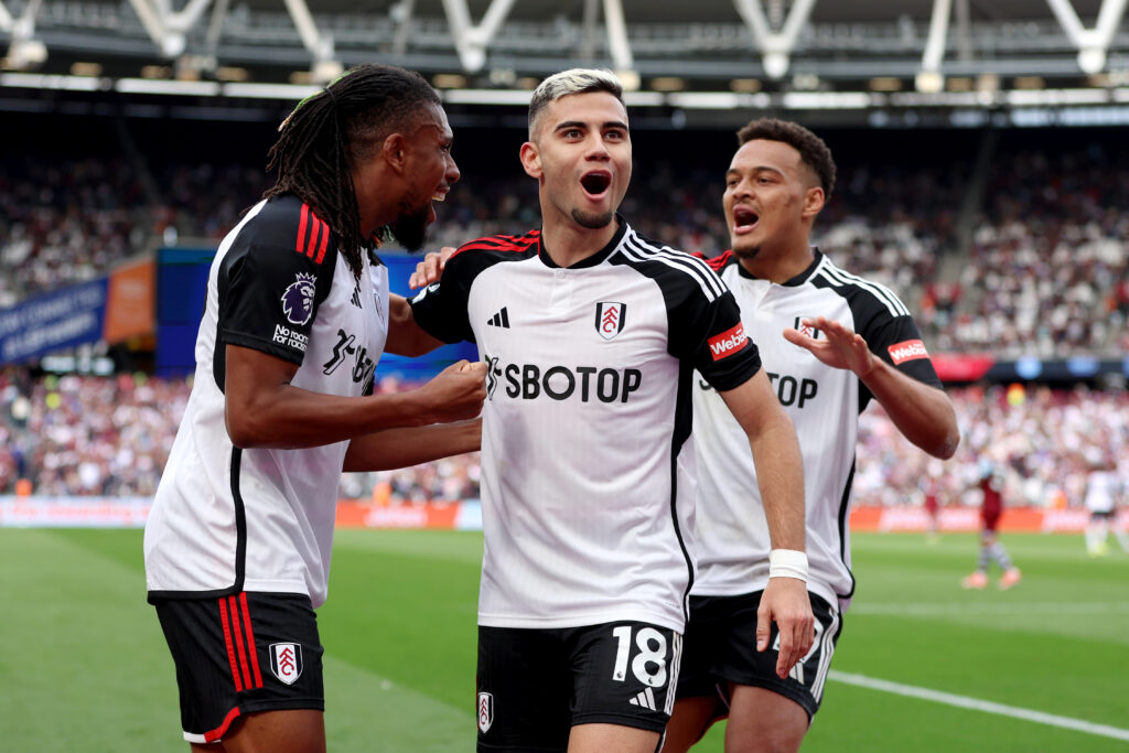 Andreas Pereira e Rodrigo Muniz comemora gol do Fulham sobre o West Ham; partida ficou marcada por erros de Paquetá em lances de gol