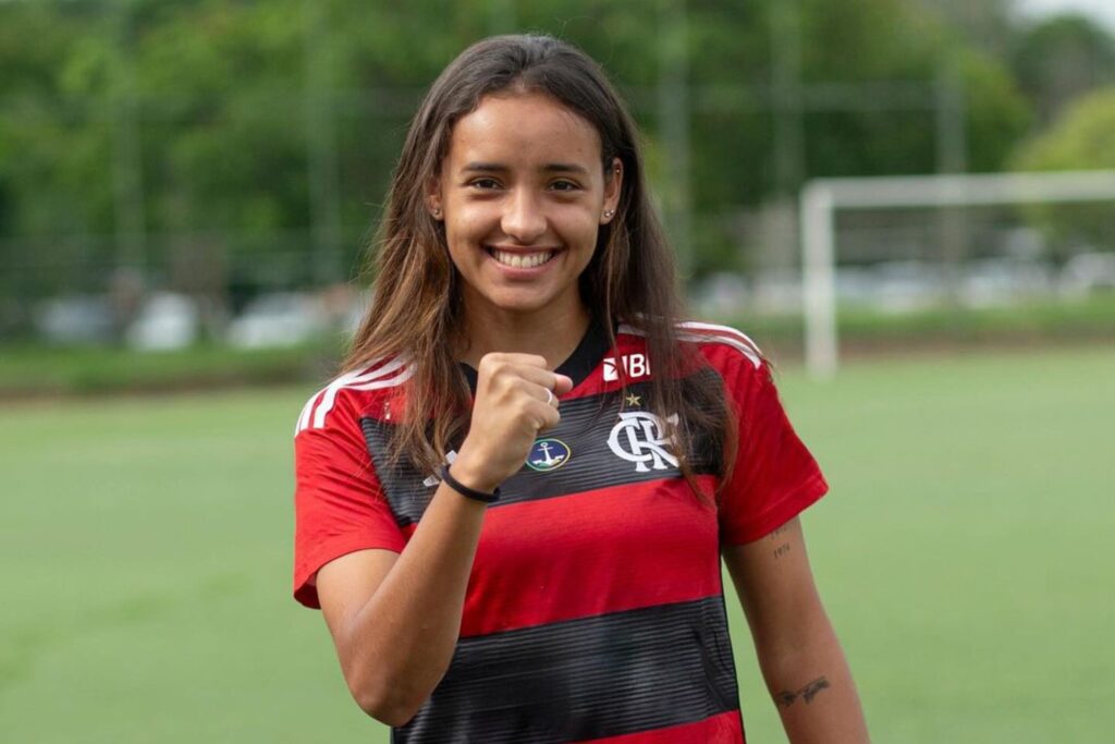 Anna Luiza, jogadora do Flamengo Feminino, serve a Seleção Brasileira Sub-20