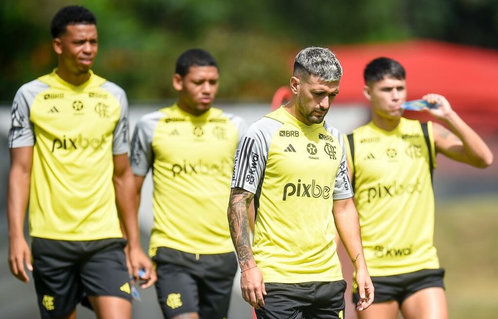 Arrascaeta em treino do Flamengo; Clube anuncia desfalques para enfrentar Bolívar