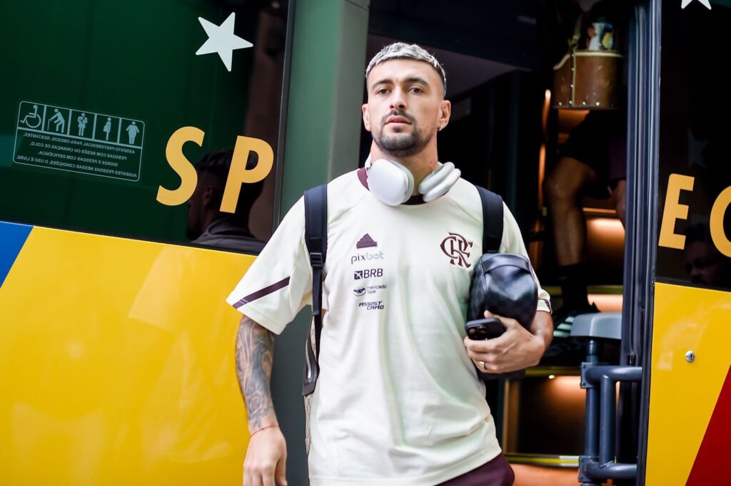 Arrascaeta desce de ônibus antes de jogo do Flamengo contra o Palmeiras;