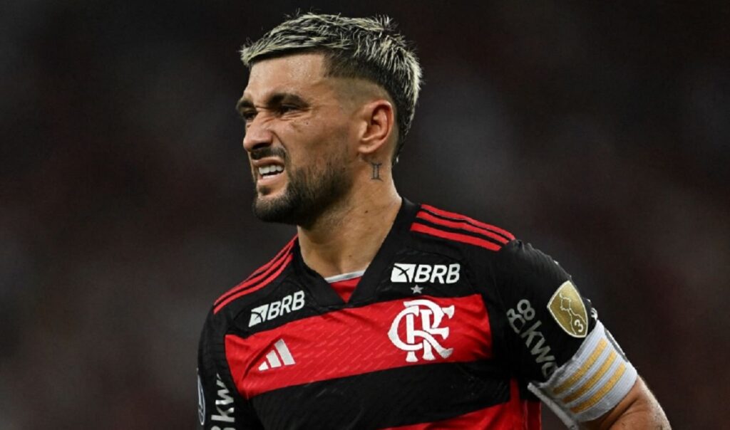 Arrascaeta durante jogo do Flamengo. Atleta se lesionou no Maracanã pelo Brasileirão contra o Botafogo e não enfrenta o Amazonas pela Copa do Brasil.