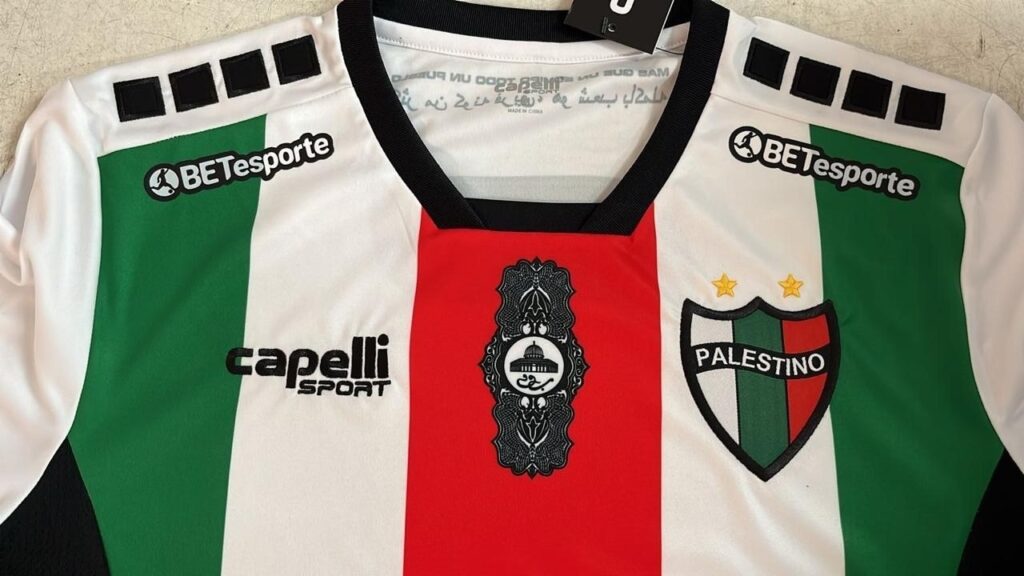 Uniforme do Palestino com marca da Betesportes no omoplata; casa de apostas assinou acordo pontual para patrocinar time em jogos com o Flamengo na Libertadores
