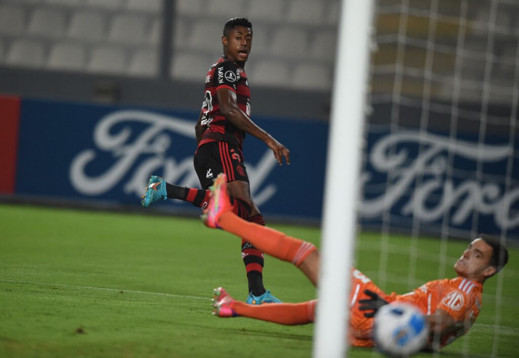 Bruno Henrique marca gol em vitória do Flamengo por 2 a 0 sobre o Sporting Cristal, pela estreia da Libertadores 2022; time estreia contra o Millonarios em 2024
