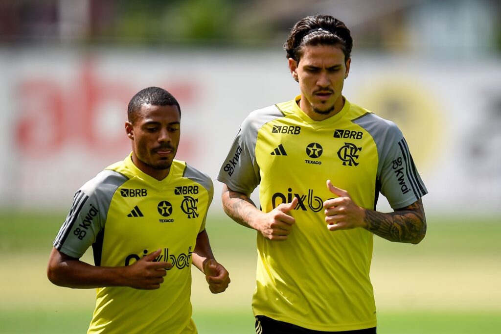 De La Cruz e Pedro em treino do Flamengo; Tite deve ter dupla no banco contra o Palmeiras, enquanto Carlinhos estreia como titular