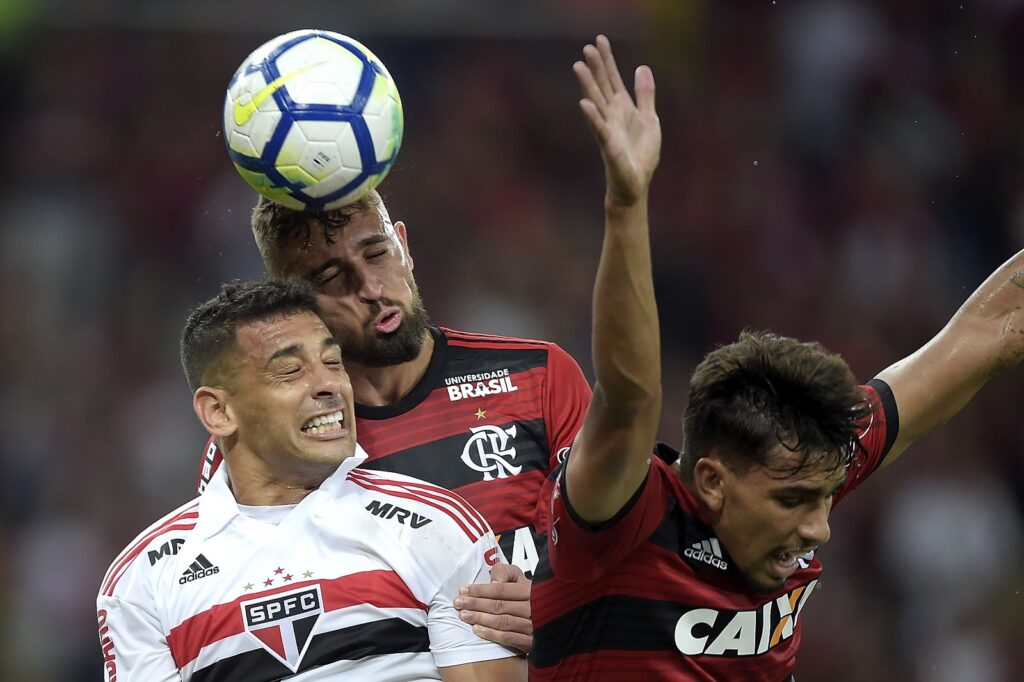 Diego Souza recebe marcação de Léo Duarte em Flamengo x São Paulo