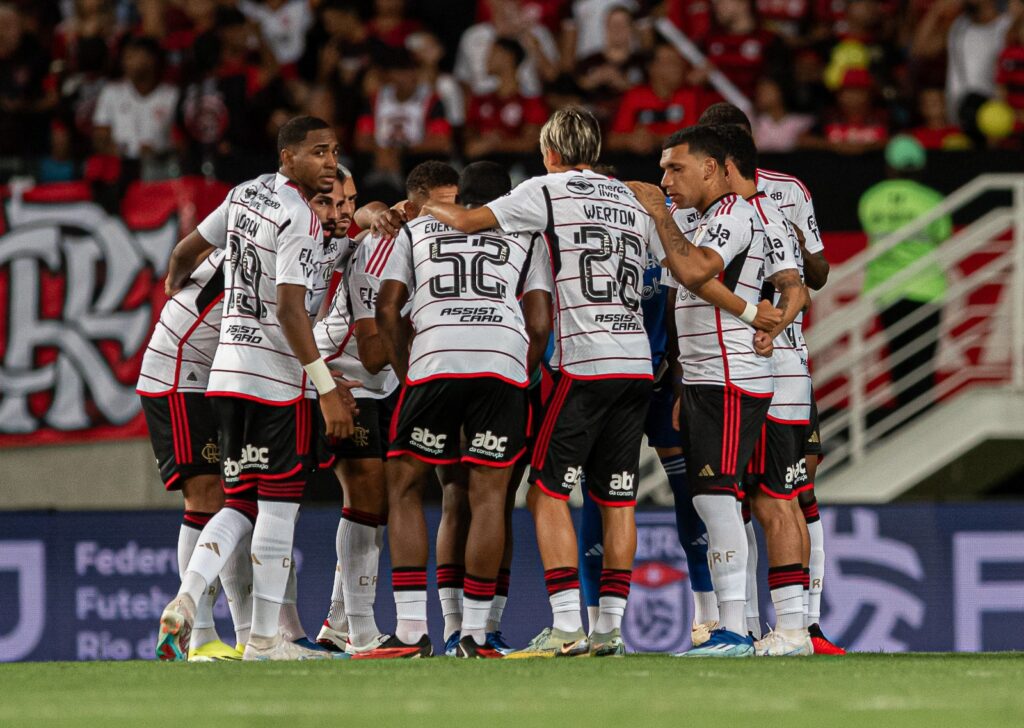 Jovens do Flamengo reunidos antes de partida pelo Carioca; Lorran, Evertton Araújo e Werton então entres estreantes na Libertadores do Flamengo