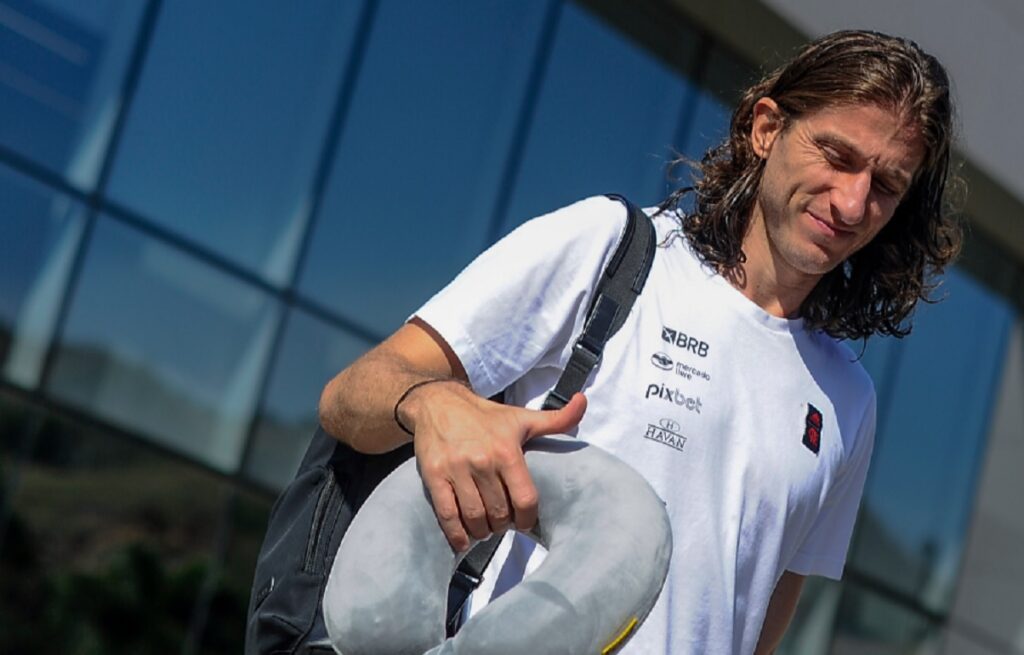 Filipe Luís em embarque do Flamengo