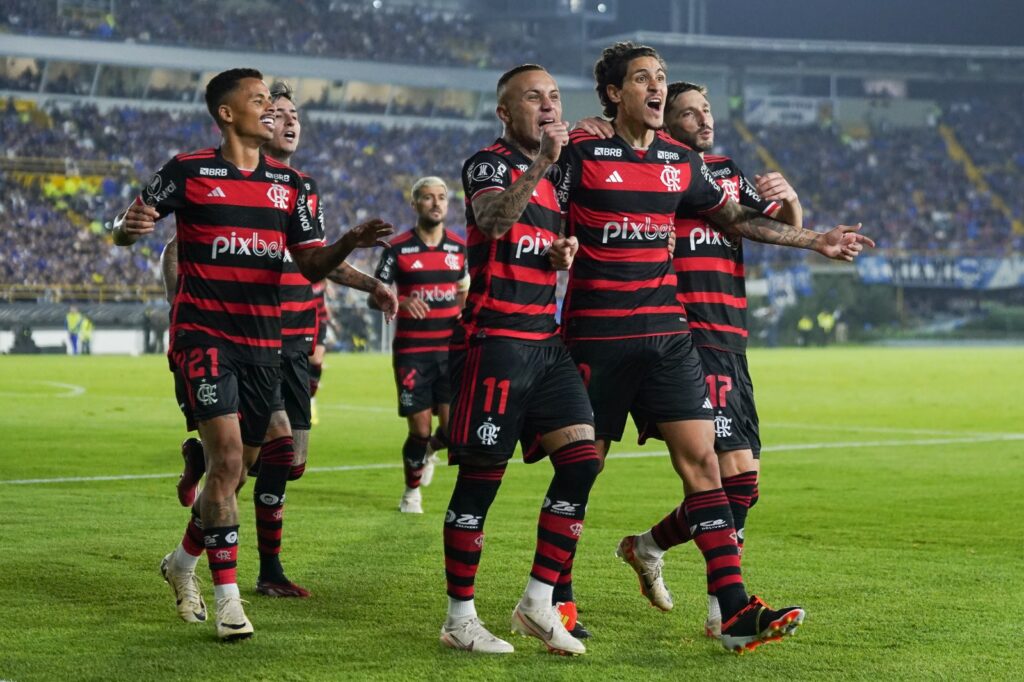 Jogadores do Flamengo comemoram gol sobre o Millonarios; Rubro-Negro liderou fontes de receita no futebol brasileiro em 2023 e bateu recorde de receita