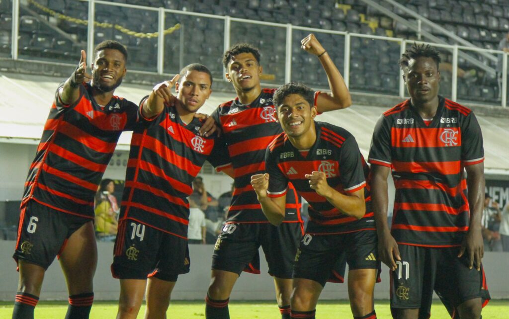 Jogadores do Flamengo posam para foto após vitória sobre o Santos no Brasileirão Sub-20