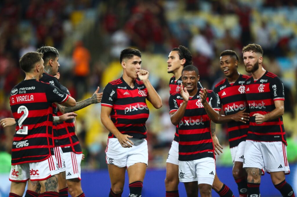 Jogadores do Flamengo comemoram gol sobre o São Paulo; time dominou Seleção da 2ª rodada do Brasileirão