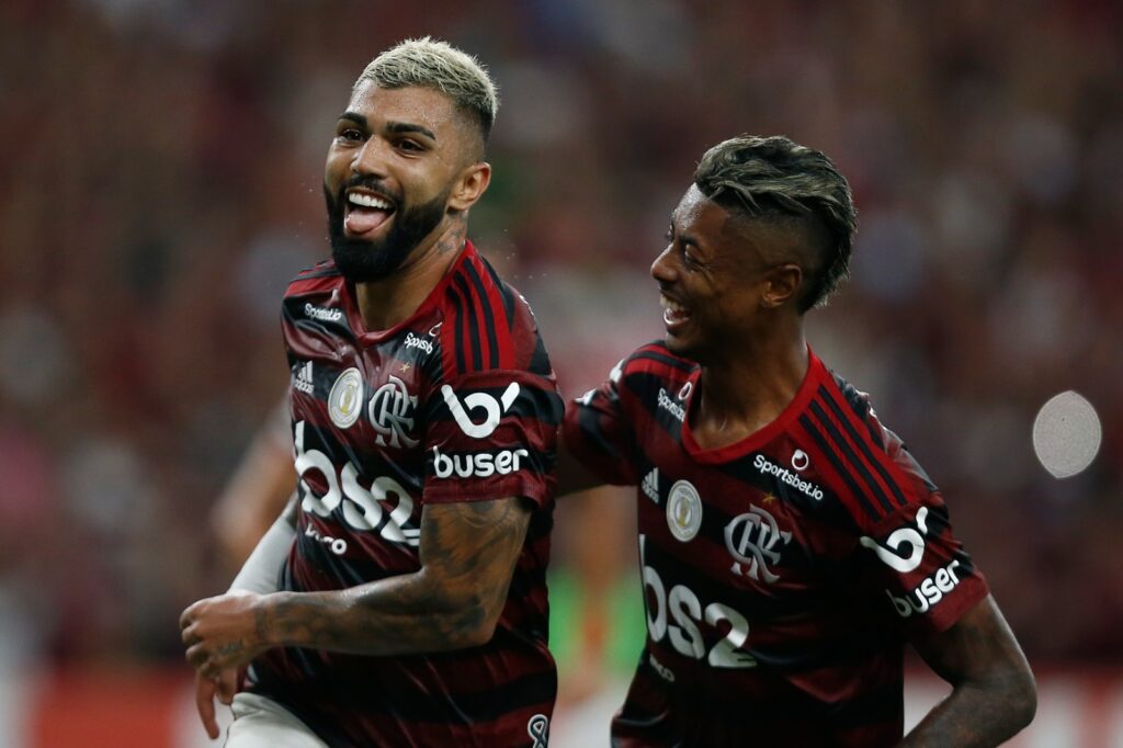 Gabigol e Bruno Henrique comemoram gol do Flamengo no Brasileirão 2019