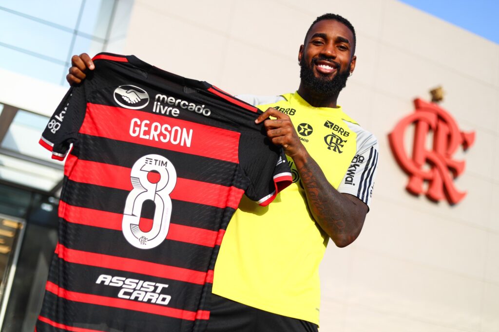 Gerson segura a camisa de número 8 do Flamengo; meia reestreou numeração contra o Atlético-GO