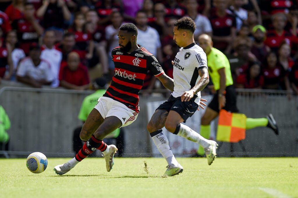 Gerson, do Flamengo, tenta cruzamento em partida contra o Botafogo, pelo Brasileirão