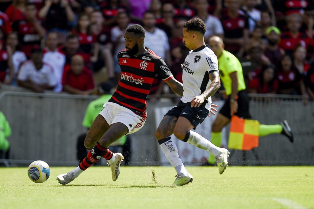 Gerson, do Flamengo, tenta cruzamento em partida contra o Botafogo, pelo Campeonato Brasileiro