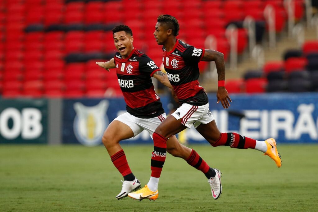 João Gomes e Bruno Henrique celebram gol pelo Flamengo