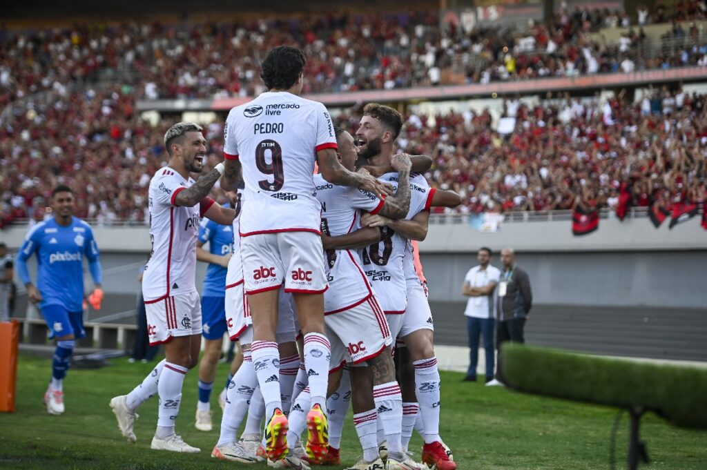 Jogadores do Flamengo celebram gol diante do Atlético-GO na estreia do Brasileirão