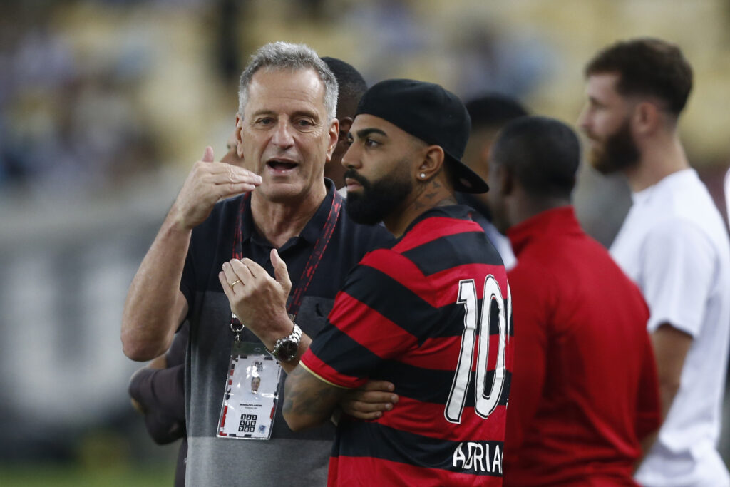 Landim e Gabigol conversam na beira do campo antes de jogo do Flamengo; Luis Fabiano e Prass criticaram falas do dirigente