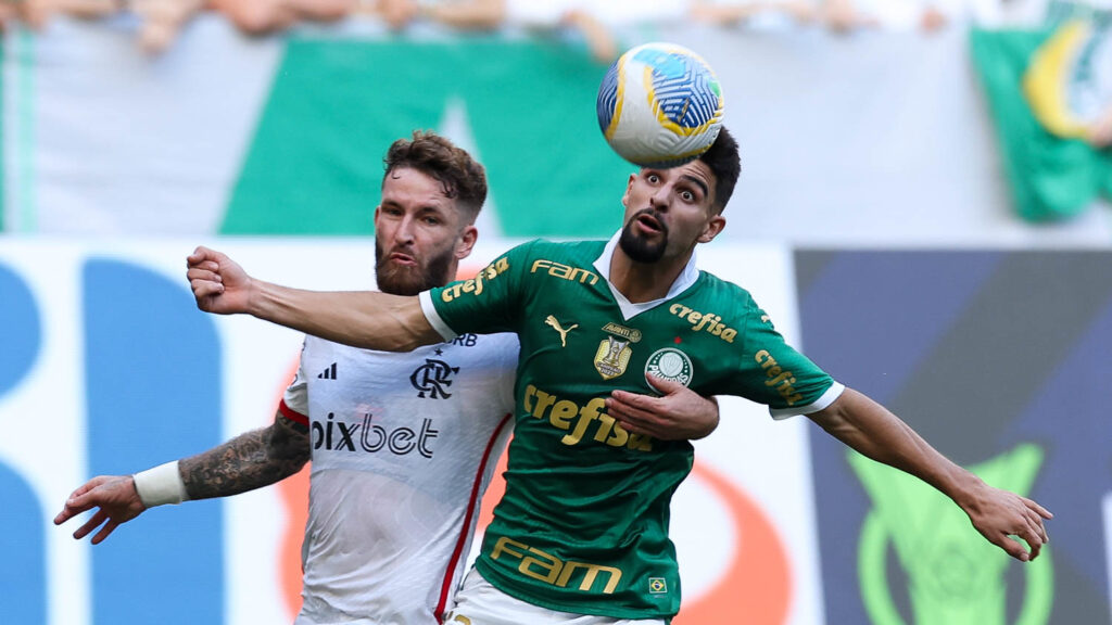Léo Pereira e Flaco disputam bola em Palmeiras x Flamengo