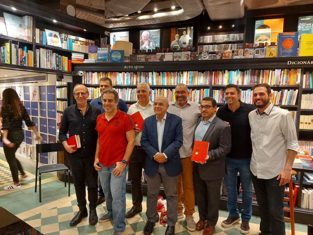 Bandeira de Mello e aliados posam para foto com livros sobre gestão do Flamengo de 2013 a 2018