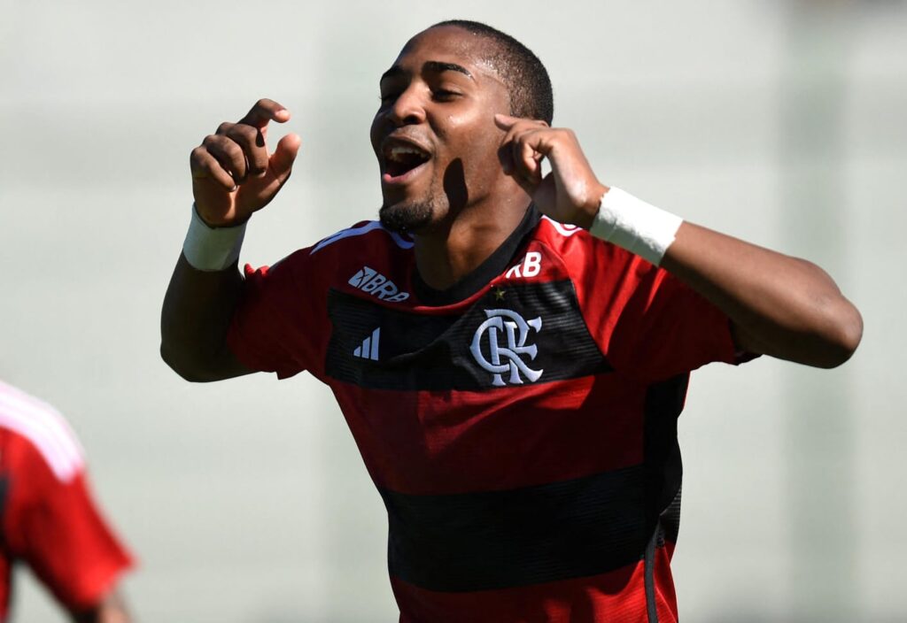 Lorran comemora gol na final da Libertadores Sub-20. Flamengo vai disputar final do Mundial Sub-20 contra Milan ou Olympiacos. Garotos do Ninho devem jogar em casa.