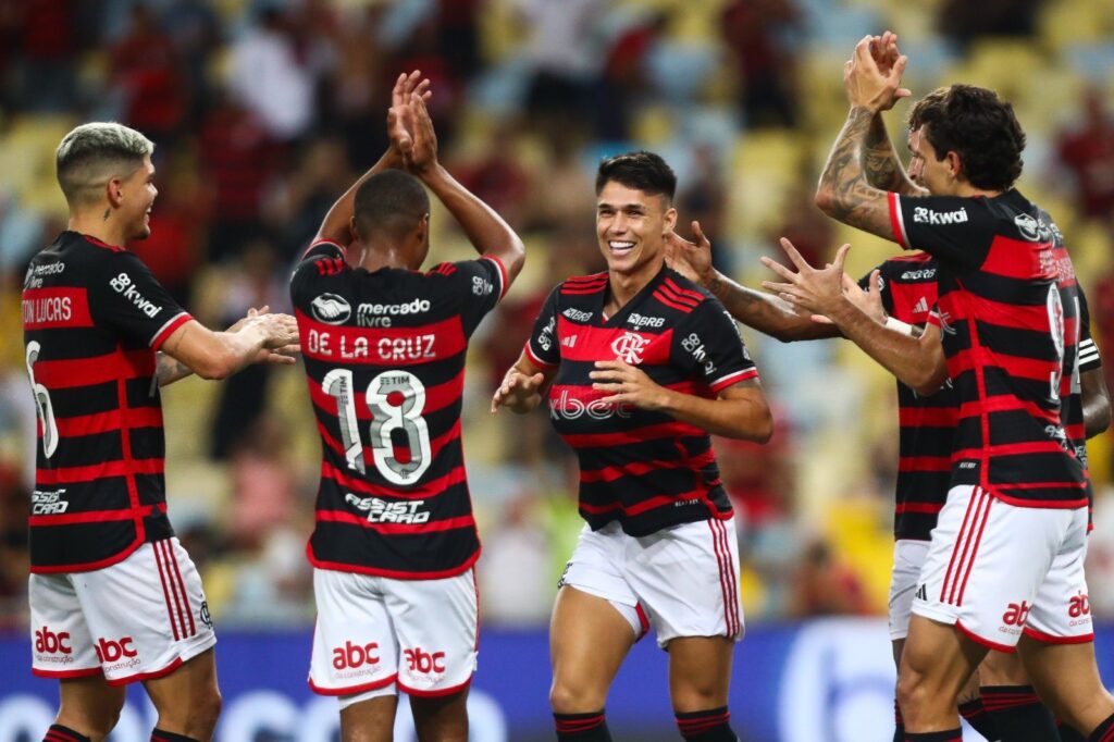 Luiz Araújo comemora gol do Flamengo sobre o São Paulo;