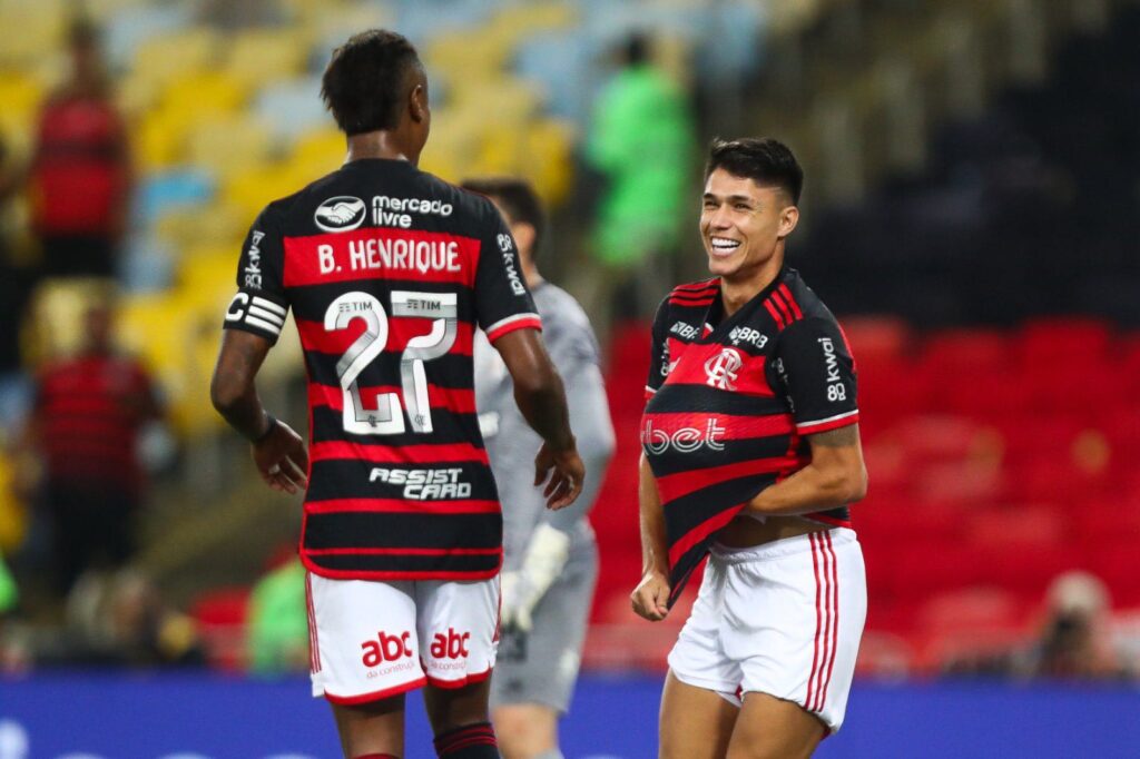 Luiz Araújo comemorando gol marcado pelo Flamengo contra o São Paulo no Maracanã, tabu foi quebrado após vitória