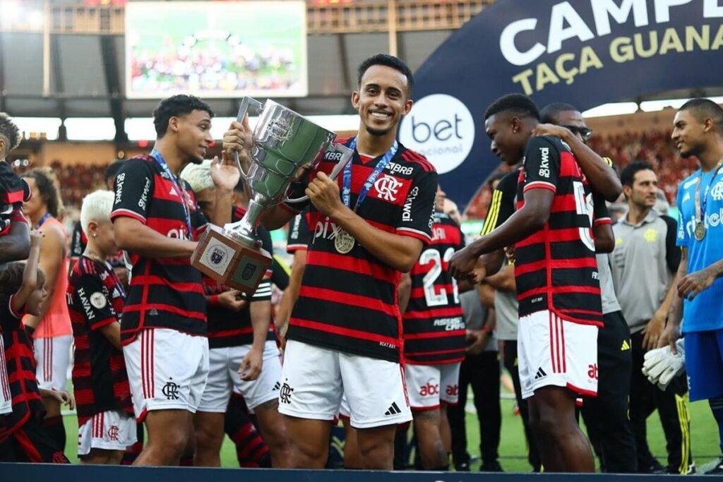 Matheus Gonçalves comemora título da Taça Guanabara no gramado do Maracanã; meia recuperou carro e pertences roubados após título carioca