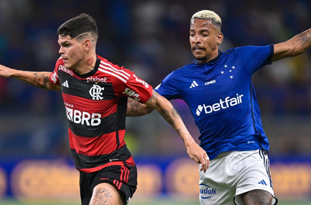 Matheus Pereira marca Ayrton Lucas em Flamengo x Cruzeiro