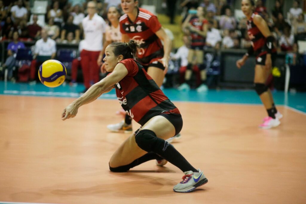 Michelle em jogo do Sesc Flamengo na Superliga Feminina; ponteira cobrou foco para abrir semifinal contra o Praia Clube com vitória