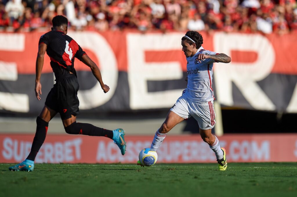 Pedro, do Flamengo, se prepara para driblar Alix, do Atlético-GO, em lance que rendeu expulsão do zagueiro