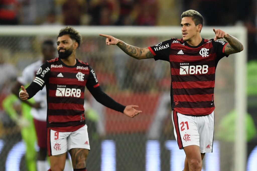 Pedro e Gabigol em jogo do Flamengo; Camisa 9 tem chance de passar Camisa 10 na artilharia histórica do clube ainda em 2024
