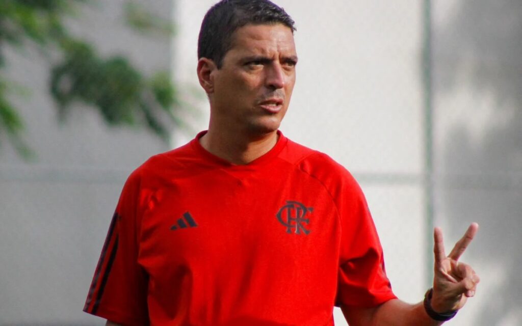 Raphael Bahia em jogo do Flamengo; treinador do Sub-20 B celebrou 50 jogos como técnico na base do Flamengo