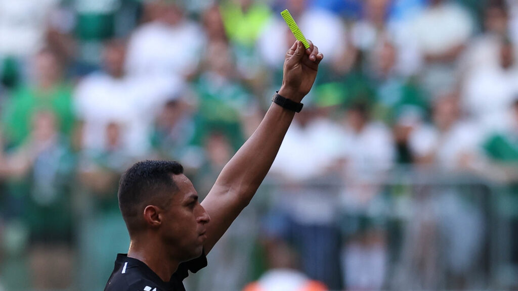 Rodrigo Pereira, árbitro de Palmeiras x Flamengo, aplica cartão amarelo para Tite