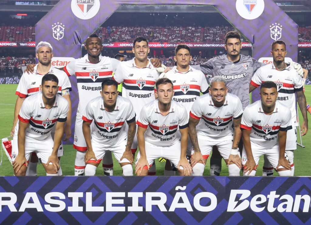 Time do São Paulo perfilado antes de confonto com o Fortaleza; equipe de Carpini é adversária do Flamengo pelo Brasileirão