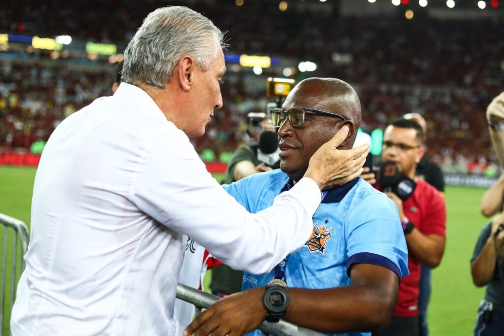 Tite abraça Carlos Vitor após entregar medalha de campeão do Carioca ao treinador do Nova Iguaçu; jornalistas elogiaram técnico do Flamengo