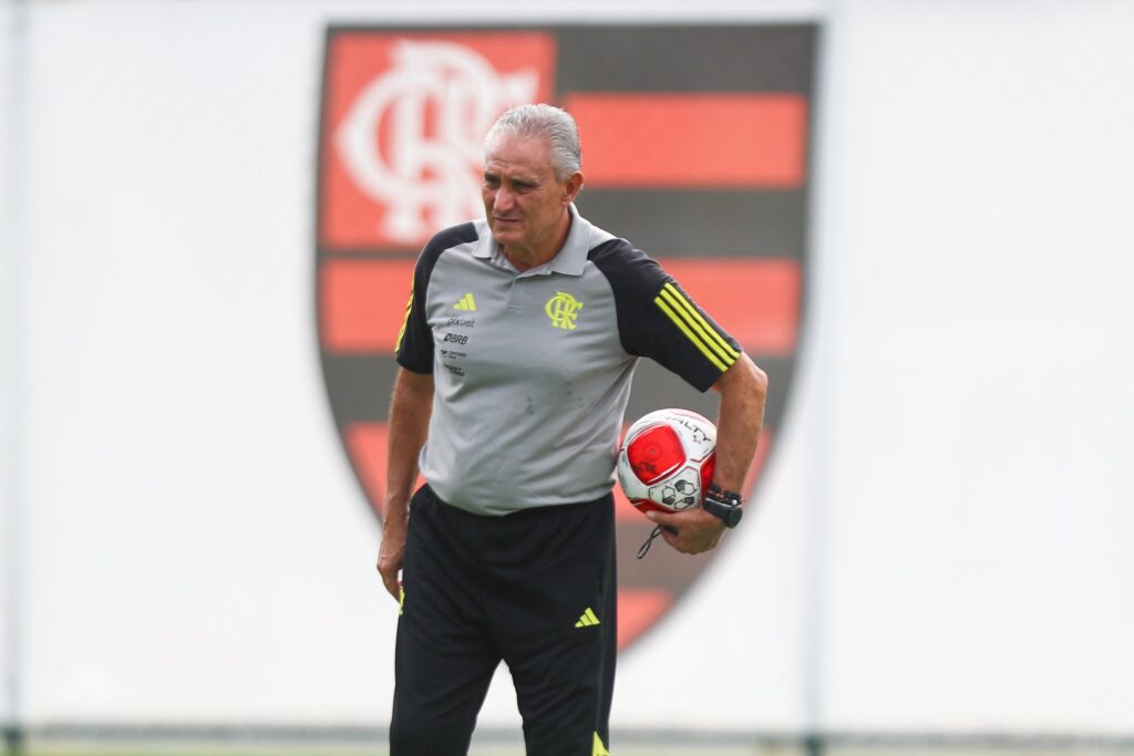 Tite em treino do Flamengo; treinador indica time titular contra o Botafogo