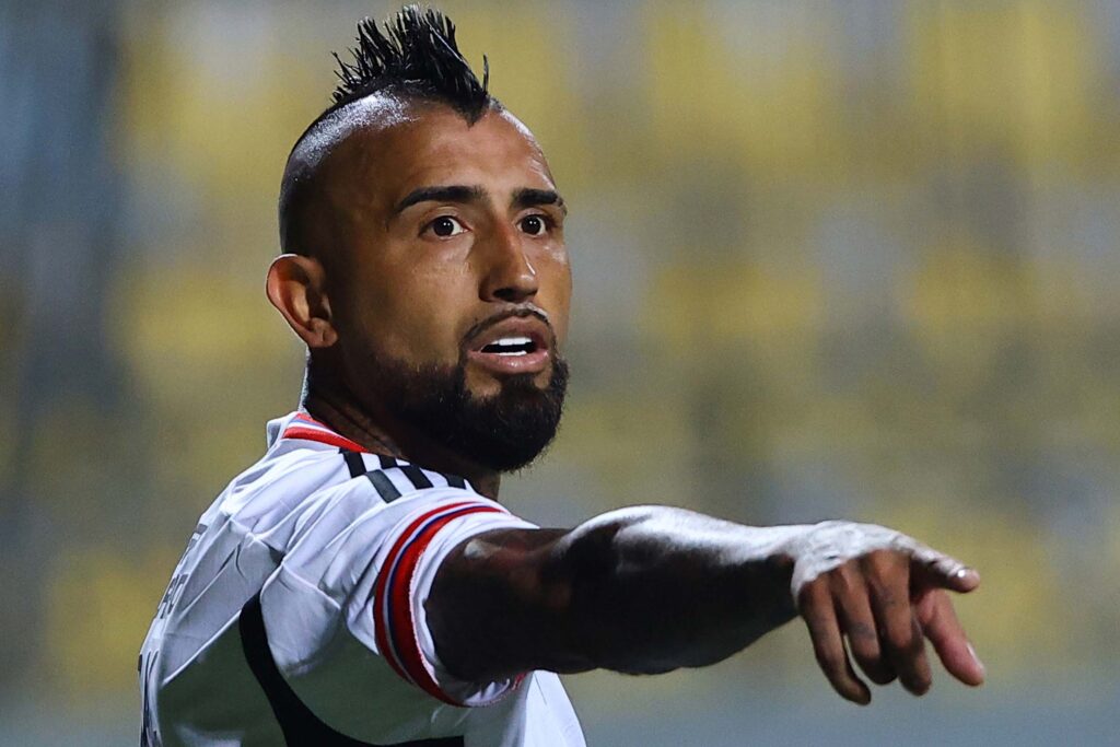 Vidal, ex-Flamengo, treinará no Ninho do Urubu com o Colo-Colo