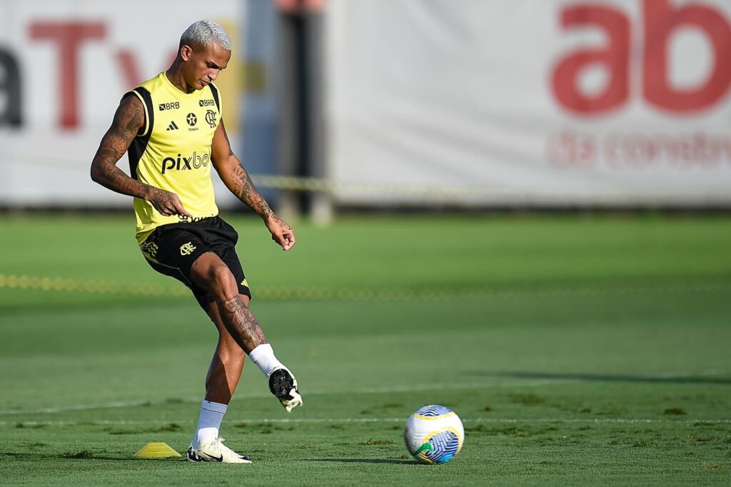 Wesley em treinamento do Flamengo; lateral pode retornar em jogo contra o São Paulo