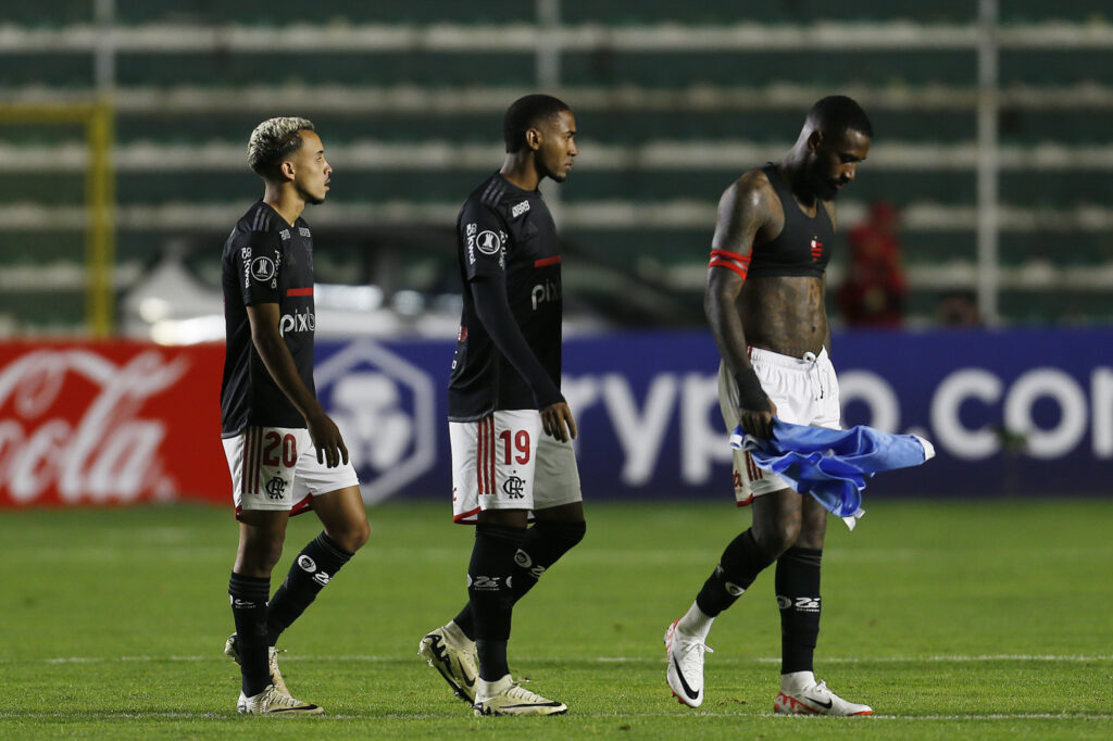 Flamengo em partida contra o Bolívar na altitude de La Paz pela Libertadores. Viña foi o melhor em campo.