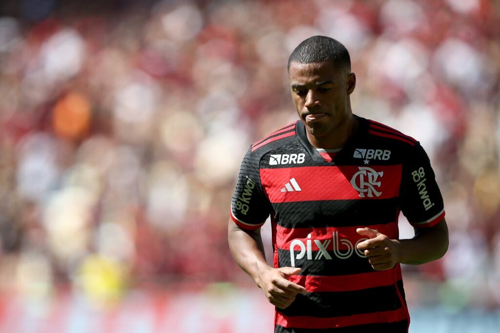 Balanço do 1º trimestre revela que Flamengo gastou quase R$ 10 mi com intermediação de contratação de De La Cruz apesar de pagamento à vista
