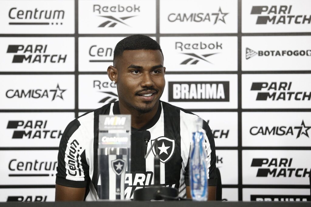 Cuiabano, do Botafogo, fala sobre clássico contra o Flamengo